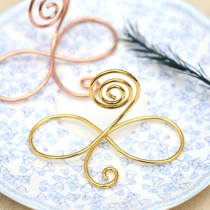 Suportes para números de mesa com laço infinito de arame, porta-cartões de lugar com nome de casamento dourado, suportes de aço inoxidável, decoração de mesa de casamento