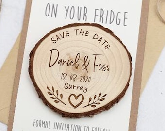 Gepersonaliseerde houten Save the Date • Gegraveerde Save The Date Houten Plakmagneet • krans Save The Date magneet • Rustieke bruiloft bewaar de datum