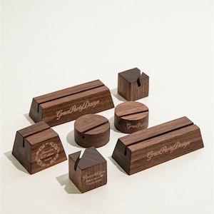 Porta tarjetas de nogal, portafotos, porta postales, número de mesa grabado personalizado, soporte para recetas, soportes de mesa de madera, porta invitaciones