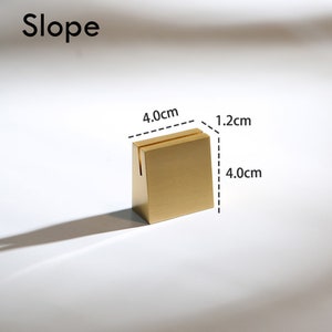 Support moderne en laiton en acier inoxydable, porte-cartes de visite, porte-cartes en laiton, supports pour numéros de table, supports pour invitations. Décoration de table Slope