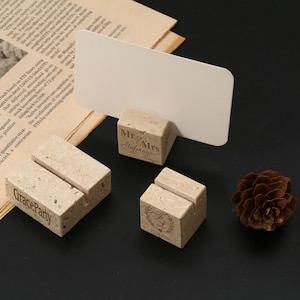 Soporte de mesa en forma de cubo de travertino en miniatura, cubo de mármol natural, tarjetero, portanombres grabado personalizado, soporte para invitaciones