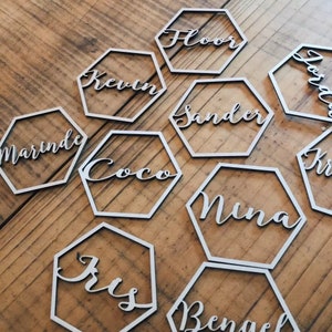 Nombre de mesa hexagonal de madera con nombres de boda grabados, nombre de lugar de boda, configuración de nombre personalizada, nombre de lugar de boda