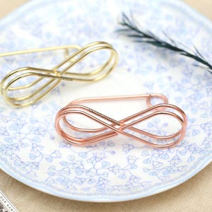 Wire Infinity Bow Tischnummernhalter, individuell gravierte Edelstahlhalter, Hochzeitsdekoration