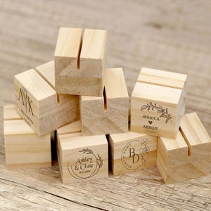 Unfertige Mini-Holz-Tischständer, Holzwürfel, Holz-Tischkartenständer, individuell gravierter Holzfotohalter, Tischnummerständer, Namensschildhalter