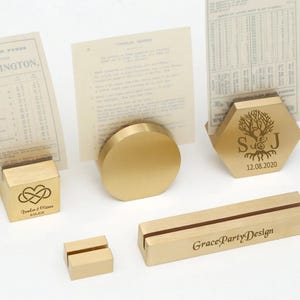 Soporte moderno de acero inoxidable y latón, tarjeteros, tarjeteros grabados a medida, soportes para números de mesa y soportes para invitaciones.