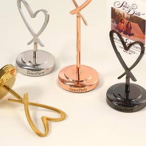 Portatarjetas con forma de corazón, portafotos, soportes para números de mesa grabados a medida, expositores para tarjetas de boda, portapostales, clips para tarjetas