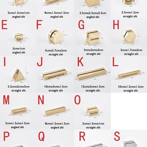 Puede incluir: Colección de portatarjetas de mesa metálicos de varios diseños: cubos, rectángulos y angulares. Las medidas se indican en centímetros, siendo la más pequeña de 2cm x 1.5cm x 1cm.