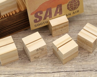 Mini soportes de mesa de madera, cubos de madera, portafotos de madera grabados a medida, soporte para número de mesa, portaetiquetas, soportes para invitaciones