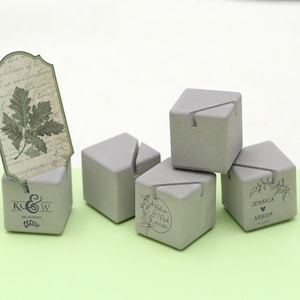 Betonwürfel, Betonkartenhalter, modernes Dekor, Bildhalter, individuell gravierte Tischnummerhalter, Einladungsständer, Miniwürfel