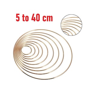 Könnte beinhalten: Ein Set mit 10 goldenen Metallreifen in verschiedenen Größen von 5 bis 40 Zentimetern. Die Reifen eignen sich perfekt für Bastelprojekte wie Traumfänger, Kränze und Makramee.