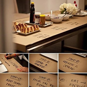 K&ouml;nnte beinhalten: Eine braune Papiertischdecke mit handgeschriebenen Anweisungen zum Zubereiten eines Waffel-Fr&uuml;hst&uuml;cks. Die Anweisungen lauten: "Nimm eine Waffel", "W&auml;hle einen Belag", "Gib etwas Obst dazu", "Gib die Toppings drauf", und "Iss und genie&szlig;e!"