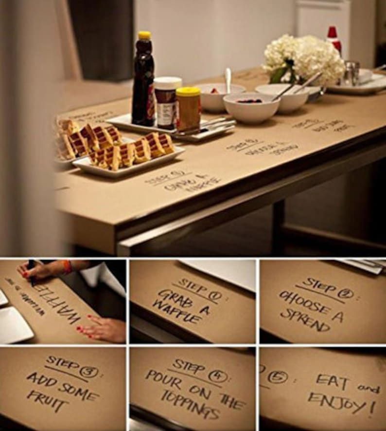 K&ouml;nnte beinhalten: Eine braune Papiertischdecke mit handgeschriebenen Anweisungen zum Zubereiten eines Waffel-Fr&uuml;hst&uuml;cks. Die Anweisungen lauten: "Nimm eine Waffel", "W&auml;hle einen Belag", "Gib etwas Obst dazu", "Gib die Toppings drauf", und "Iss und genie&szlig;e!"