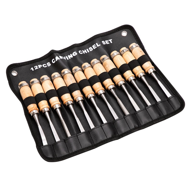 Puede incluir: Un juego de 12 cinceles para tallar madera con mangos de madera, en una funda negra enrollable con el texto "12PCS CARVING CHISEL SET".