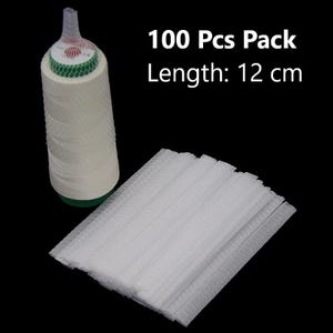 Könnte beinhalten: Eine Packung mit 100 weißen Netztüllstreifen, jeder 12 cm lang. Der Tüll ist aus feinem Netzmaterial gefertigt und eignet sich ideal für Bastelarbeiten, Frisuren und andere Projekte.