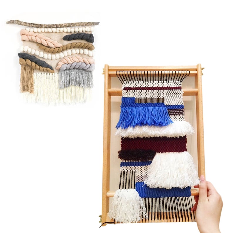 Pode incluir: Um tear de madeira com uma tape&ccedil;aria tecida colorida com fio azul, branco, vermelho e preto. A tape&ccedil;aria est&aacute; parcialmente conclu&iacute;da e tem franjas na parte inferior.