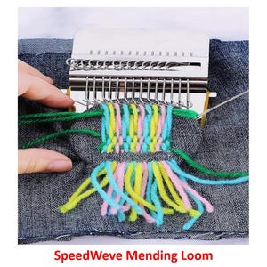 Może przedstawiać: Metalowe krosno SpeedWeve z kolorową przędzą wplecioną w dżins. Kolory przędzy to zielony, żółty, różowy i niebieski. Tekst "SpeedWeve Mending Loom" znajduje się na dole. Narzędzie służy do naprawy tkanin.