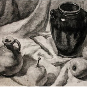 Pu&ograve; includere: Un disegno di natura morta con un vaso in ceramica nera, un brocca in ceramica marrone e tre mele su un panno bianco.