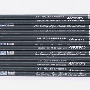 Pu&ograve; includere: Un set di 12 matite di carbone nero con scritta bianca "Marie's Free Cutting Paper Handle Charcoal Pencil" e "Shanghai Mall Extra Soft".