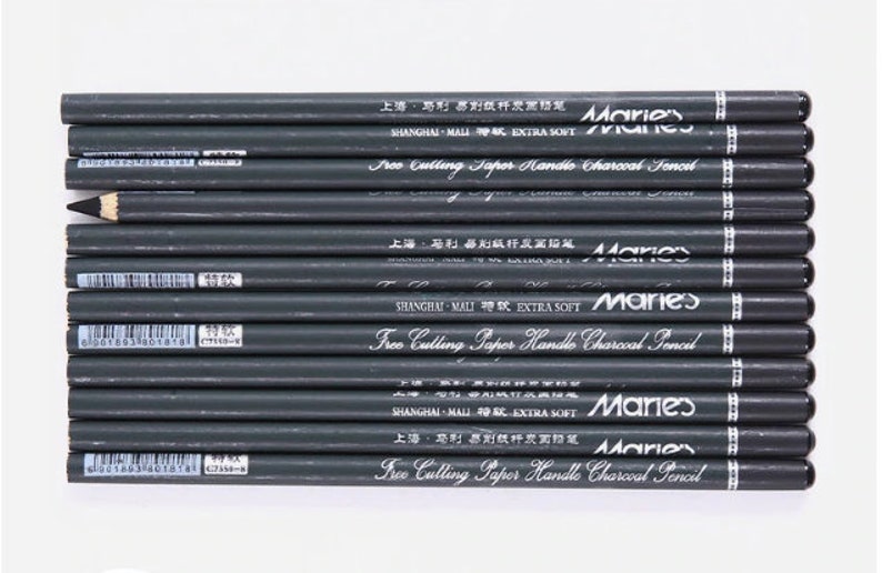 Pu&ograve; includere: Un set di 12 matite di carbone nero con scritta bianca "Marie's Free Cutting Paper Handle Charcoal Pencil" e "Shanghai Mall Extra Soft".