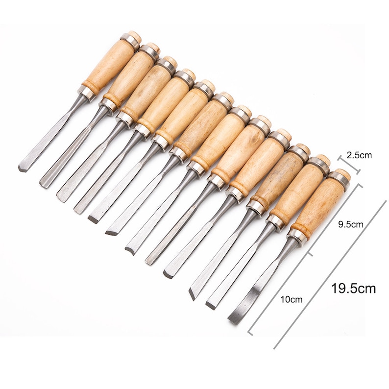 Puede incluir: Conjunto de 10 cinceles para tallar madera con mangos de madera. Los cinceles est&aacute;n dispuestos en una fila, con los mangos apuntando hacia la derecha. Los cinceles miden 9,5 cm de largo y 2,5 cm de ancho. El conjunto incluye cinceles de varios tama&ntilde;os, que van desde 10 cm hasta 19,5 cm de longitud.