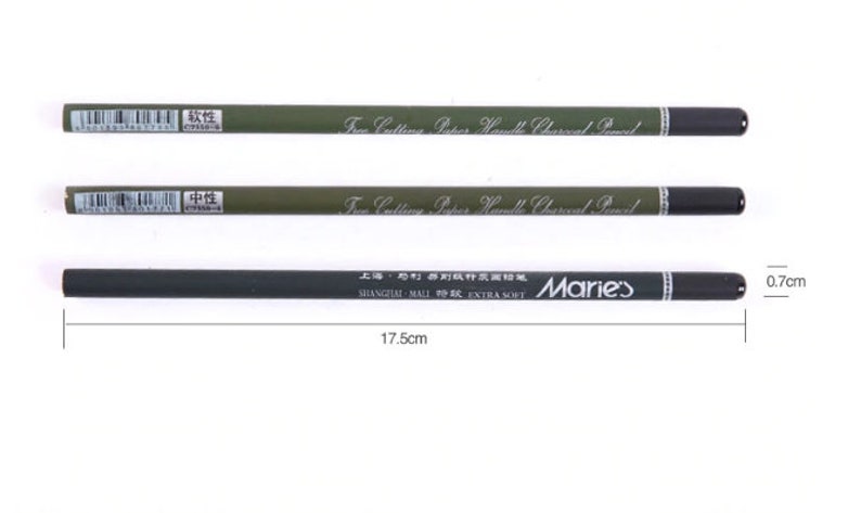 Pu&ograve; includere: Tre matite di carbone con fusti verdi e punte nere. Le matite sono etichettate "Free Cutting Paper Handle Charcoal Pencil" e "SHANGHAI MALI  EXTRA SOFT" con il marchio "Marie's". Le matite hanno un diametro di 0,7 cm e una lunghezza di 17,5 cm.