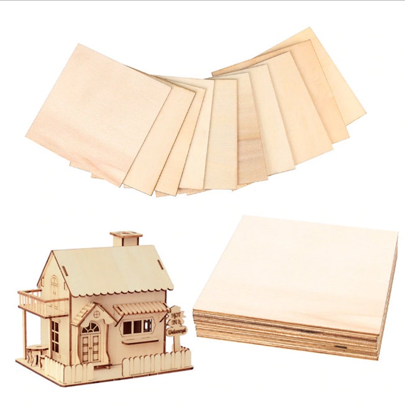 Op de afbeelding: Een set van 12 onafgewerkte houten vierkanten, perfect voor knutselprojecten. De vierkanten zijn in een waaier vorm gerangschikt, met het grootste vierkant bovenaan. Er is ook een klein houten huismodel op de afbeelding.