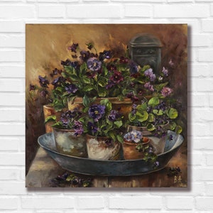 Puede incluir: Pintura al óleo de pensamientos morados y violetas en macetas. Las flores están dispuestas en varias macetas de cerámica y una bandeja de metal. La obra de arte tiene una estética cálida y rústica, con un enfoque en los colores vibrantes de las flores.