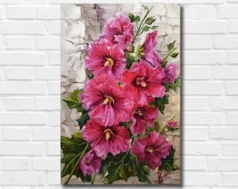 Op de afbeelding: Een schilderij van een boeket roze stokrozen tegen een achtergrond van een witte bakstenen muur.