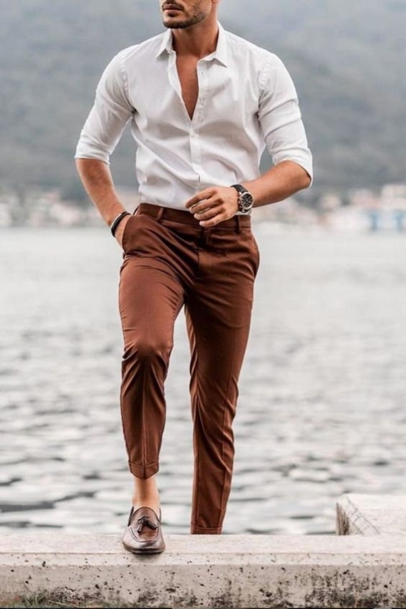 Camisa blanca elegante para hombre pantalón marrón de - España