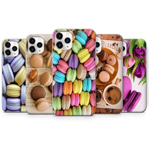 Peut inclure: Quatre étuis pour iPhone avec différents motifs. Le premier étui présente un motif de macarons colorés sur fond blanc. Le deuxième étui présente un motif de macarons colorés sur fond blanc et marron. Le troisième étui présente un motif de macarons colorés sur fond blanc. Le quatrième étui présente un motif de fleurs colorées sur fond blanc.