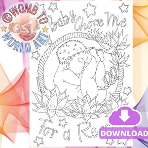 以下が含まれることがあります： 蓮の花にくるまっている赤ちゃんの白黒の線画。赤ちゃんは星のついたロープを持っています。画像の下部に「Baby Choose Me For a Reason」というテキストがあります。