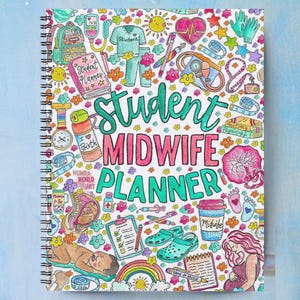 Può includere: Un'agenda a spirale per studenti di ostetricia con un motivo colorato disegnato a mano di icone mediche, tra cui camici, stetoscopi, una placenta, un neonato e fiori. Il testo recita Student MIDWIFE PLANNER in caratteri grandi e in grassetto.