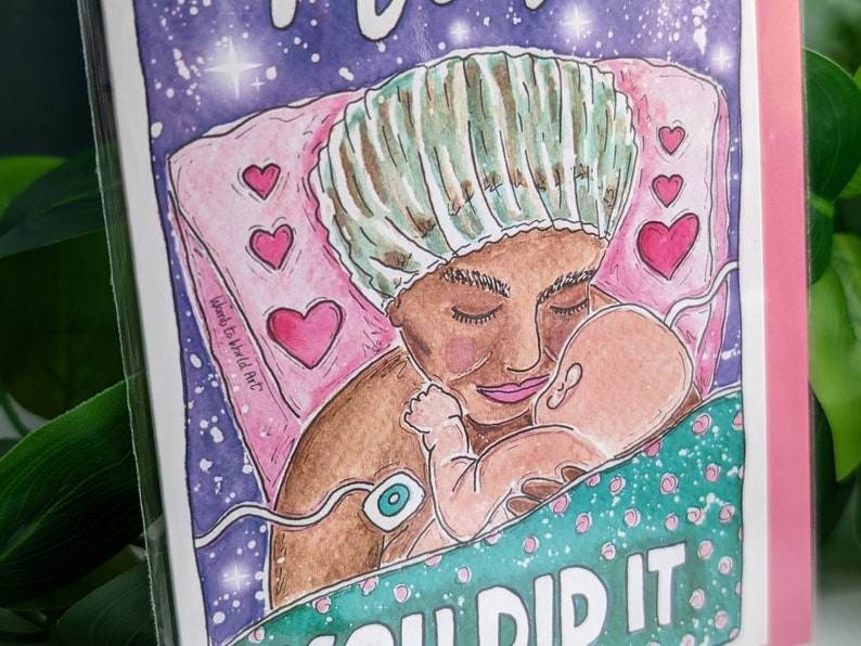 Op de afbeelding: Een aquarelillustratie van een vrouw in een ziekenhuisbed die een pasgeboren baby vasthoudt. De vrouw draagt een operatiekap en een jas. De baby is gewikkeld in een groene deken. De tekst "You Did It" staat in roze letters onderaan de kaart.