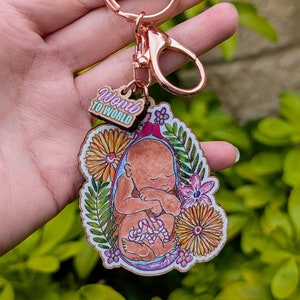 Portachiavi in legno per neonato nel grembo materno: regalo per ostetrica e doula