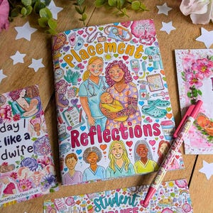 Peut inclure: Ensemble de carnets et de cartes illustrés sur le thème de la maïeutique. Le carnet principal affiche le texte "Placement Reflections" et une illustration de deux femmes tenant un bébé. D'autres cartes comportent des textes tels que "Today I felt like a midwife". Un stylo rose est également visible.