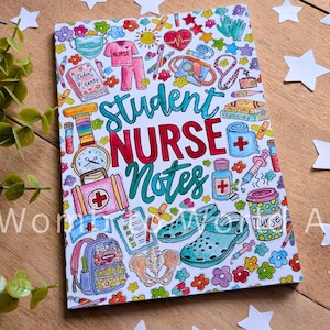 Może przedstawiać: Kolorowy notatnik zatytułowany "Student Nurse Notes" z ilustracjami materiałów medycznych, apteczki i plecaka. Notatnik jest ozdobiony kwiatami, gwiazdami i ikonami medycznymi.