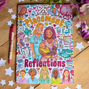 Peut inclure: Un livre illustré coloré intitulé "Placement Reflections" avec des images de professionnels de la santé, un bébé et des symboles médicaux. Un stylo rose et des découpes en forme d'étoiles sont également visibles. Mesures en cm.