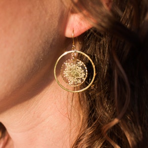 Real Queen Anne's Lace Resin Earrings, Gold Botanical Dangle Jewelry, Handmade Bridesmaid Gift, Real Pressed Flower Earrings