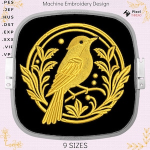 Puede incluir: Un diseño bordado en oro de un pájaro posado en una rama con hojas, sobre un fondo negro. El diseño está en un círculo con un doble borde. El texto "Machine Embroidery Design" y "9 SIZES" están en la parte superior e inferior de la imagen.