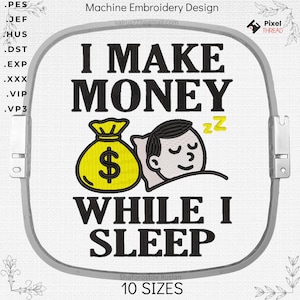 Puede incluir: Diseño de bordado a máquina con el texto "I MAKE MONEY WHILE I SLEEP". El diseño incluye una bolsa de dinero amarilla con un signo de dólar y una persona durmiendo con símbolos "zZ".