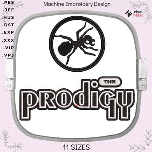 Op de afbeelding: Zwart-wit machineborduurontwerp van het bandlogo The Prodigy. Het logo toont de bandnaam in een vet, gestileerd lettertype met een zwarte mier in een cirkel boven de naam.