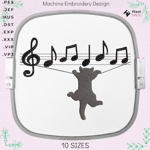 Può includere: Ricamo in bianco e nero di un gatto appeso a uno stendino con note musicali. Il design include una chiave di violino e cinque note musicali. Il testo "Machine Embroidery Design" e "10 SIZES" è incluso anche nell'immagine.