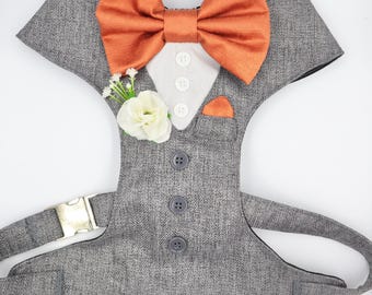 Pettorina da cerimonia per cani in stile smoking grigio, realizzata in morbido tessuto a spina di pesce con fiocco in raso arancione bruciato e fiore bianco. SCELTA DI COLORI. Il miglior cane.