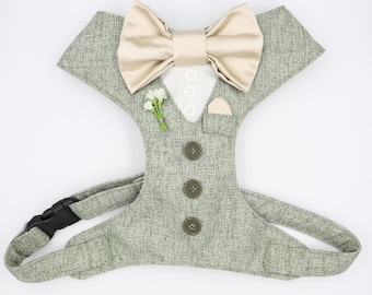 Pettorina da cerimonia per cani in tweed color salvia chiaro, in morbido tessuto a spina di pesce con fiocco in raso di perle. COLORI A SCELTA. Il miglior abito da cerimonia per cani.