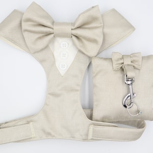 Smokingbröllopshundsele i beige naturlig linnefärg satinrosett bröllopshund VAL AV FÄRGER Ringkudde LÄGG TILL Bästa hund måttbeställd