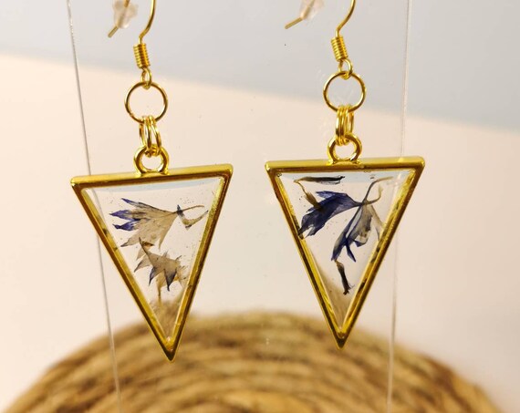 Golden triangles with pieces of real thistle