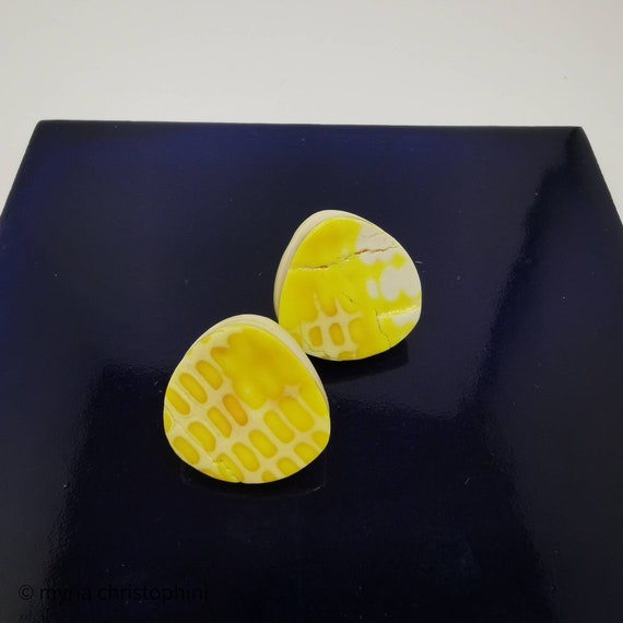 Soft angle, triangle studs earrings in yellow and white