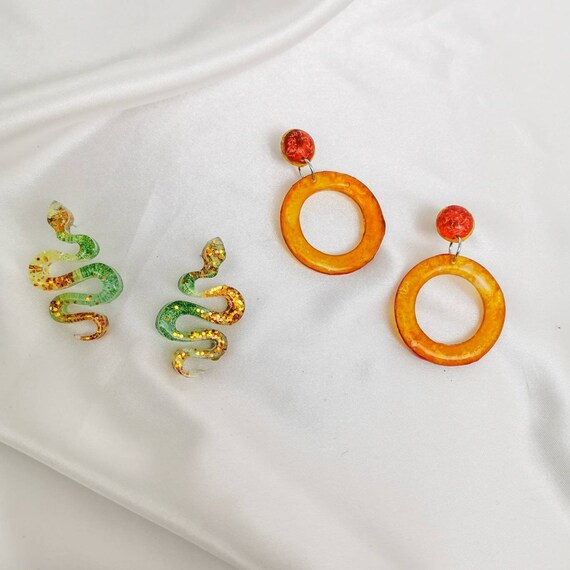 Green and gold glitter snake earrings and grade B orange circle earrings