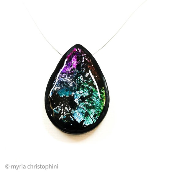 Contemporary, lightweight pendant necklace