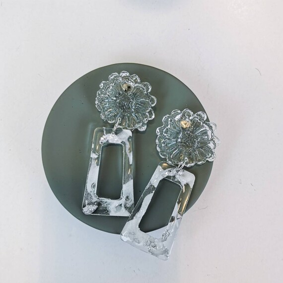 flower stud and a rectangle drop resin earrings
